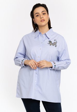 BESTICKT - Skjortebluser - light blue