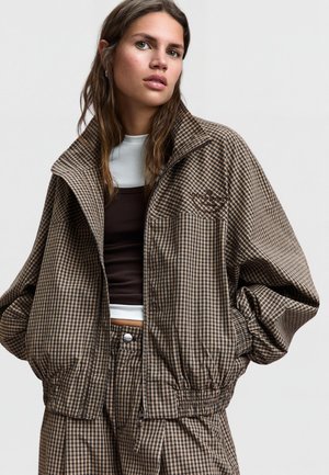 Bershka CHECKED PRINT JACKET 01264200 - Poletna jakna - camel