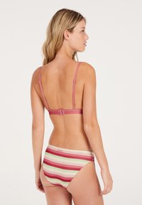 Roze en gestreepte bikini set; top met verstelbare bandjes en haaksluiting; onderkant heeft horizontale strepen in roze, groen en crème.