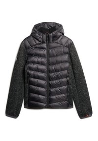 Giacca nera imbottita con zip frontale, cappuccio e maniche in pile grigio. Presenta cuciture diagonali e logo sul petto.