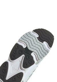 Potplat cipela s višestrukom teksturom u crnoj i bijeloj boji, s trokutastim i cik-cak uzorcima za prianjanje i stabilnost.