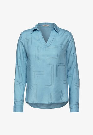 Jasnoniebieska bluzka z kołnierzykiem, z subtelnym geometrycznym wzorem liniowym. Długie rękawy z guzikami, wykonana z gładkiego materiału.