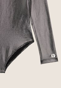 Bodysuit a maniche lunghe in mesh nero con una texture liscia, caratterizzato da un collo rotondo e una piccola toppa con il marchio sulla manica.