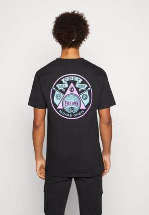 EYES OPEN BADGE - T-shirt print - black