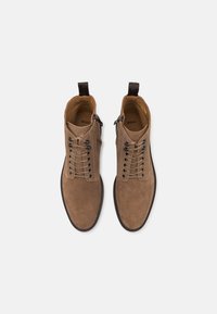 BOSS CALEV - Šņorējami puszābaki - medium beige