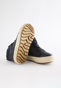 Sneakers blu navy con suola in gomma testurizzata, dal design robusto e con chiusura stringata. Suola color cuoio con battistrada a motivo per una migliore presa.