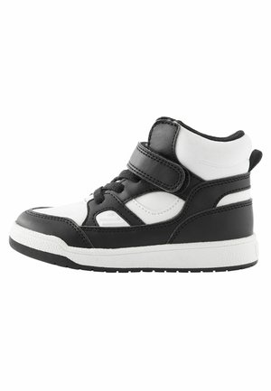 Adidași înalți cu un design din piele sintetică alb-negru, șireturi în față, curea Velcro, guler căptușit și talpă texturată.