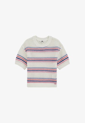 Rövid ujjú fehér kötött pulóver nyitott szövésű mintával és vízszintes kék, rózsaszín és piros csíkokkal a testen és az ujjakon.