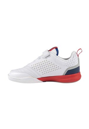 Zapatilla deportiva blanca con diseño perforado, acentos en rojo y navy. Cuenta con una tira de velcro y una suela texturizada para mayor agarre. Perfil bajo.