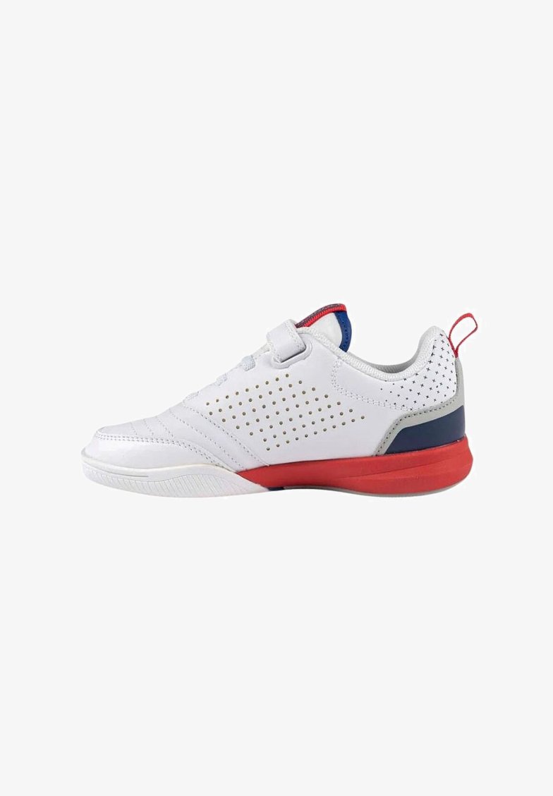 Zapatilla deportiva blanca con diseño perforado, acentos en rojo y navy. Cuenta con una tira de velcro y una suela texturizada para mayor agarre. Perfil bajo.