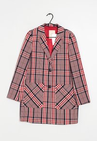 Plaid coat in red, navy, and beige, featuring two front pockets, a single button closure, and a red lining. Designed with a tailored fit.