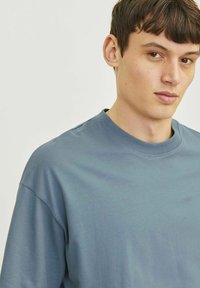 Jack & Jones JJEBRADLEY TEE O NECK - Basic T-shirt - goblin blue