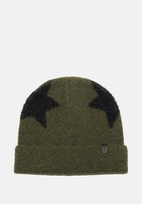 Grøn uldbeanie med to sorte strukturerede stjerneapplikationer. Designet omfatter en foldet manchet og et lille logo-patch på siden.