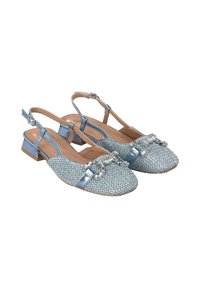 Scarpe slingback azzurro chiaro con tomaia intrecciata, piccolo tacco a blocco, dettaglio in catena d'argento e cinturino liscio.