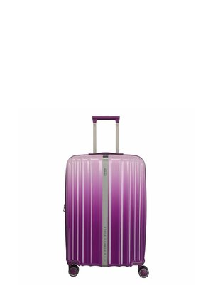 Valigia rigida con sfumatura viola, dotata di quattro ruote e manico telescopico, in posizione verticale su uno sfondo bianco.