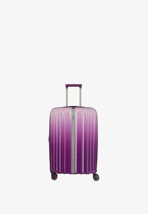 Valise rigide à dégradé violet avec quatre roues et une poignée télescopique, debout sur un fond blanc.