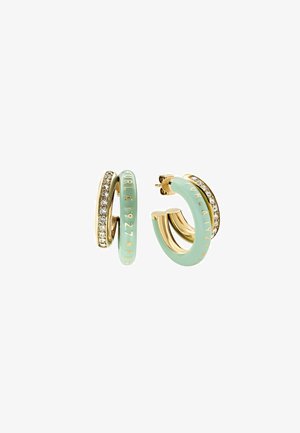 Mintgroene hoepel oorbellen met gouden accenten, waarvan er één versierd is met heldere rhinestones en gegraveerde details, die een slank cirkelvormig ontwerp tonen.