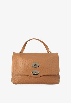 Sac à main en cuir texturé couleur camel avec poignée supérieure et deux fermoirs torsadés argentés sur le rabat avant.