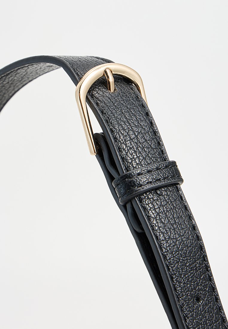 Bracelet en cuir noir avec une surface texturée, présentant une boucle en métal doré et une boucle ajustable. Design simple, matériau robuste.