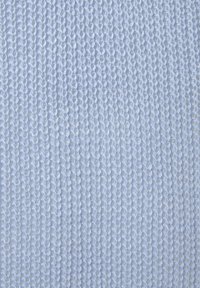 Helle blaue gestrickte Stoff mit einem strukturierten, offenen Webmuster. Das Garn wirkt weich und weist durchgehend einen einheitlichen Stich auf, der seine Elastizität zur Geltung bringt.