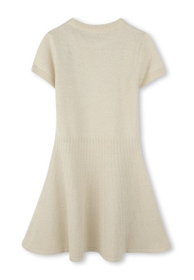 Robe en tricot côtelé crème avec des manches courtes, un col rond et une jupe évasée. Elle présente une texture lisse et un léger éclat.