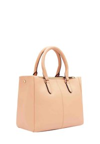 Perzikkleurige draagtas van glad kunstleer, voorzien van dubbele handgrepen, ritssluiting en contrasterende stiksels voor extra detail.