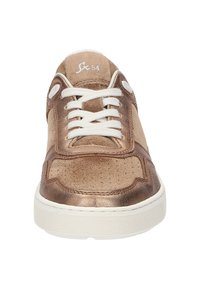 Bronzefarbene Sneakers mit einem Wildleder- und Metallic-Finish, ausgestattet mit weißen Schnürsenkeln, runden Ösen und einer strukturierten weißen Gummisohle.
