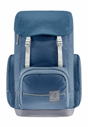 Zaino in tessuto blu con chiusura roll-top, spallacci grigio chiaro, tasca frontale con zip e base grigia. Presenta un materiale testurizzato e una patch con logo.