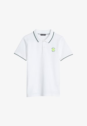 Weißes kurzärmeliges Polohemd mit dunkelgrünem Besatz an Kragen und Ärmeln und kleinem grünen "Marc O'Polo Tennis Club"-Logo auf der Brust.