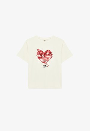 Weißes T-Shirt mit kurzen Ärmeln, verziert mit einem roten Kritzelherz und dem Text „Endless LOVE“ unterhalb des Herzens.
