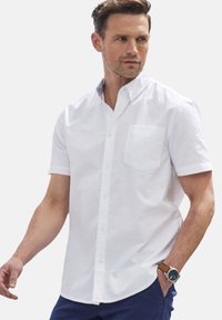 Kurzärmliges, weißes Hemd mit Knöpfen aus Baumwolle. Verfügt über eine Brusttasche und ein kontrastierendes Kragenmuster. Glatte Textur, klassischer Schnitt.
