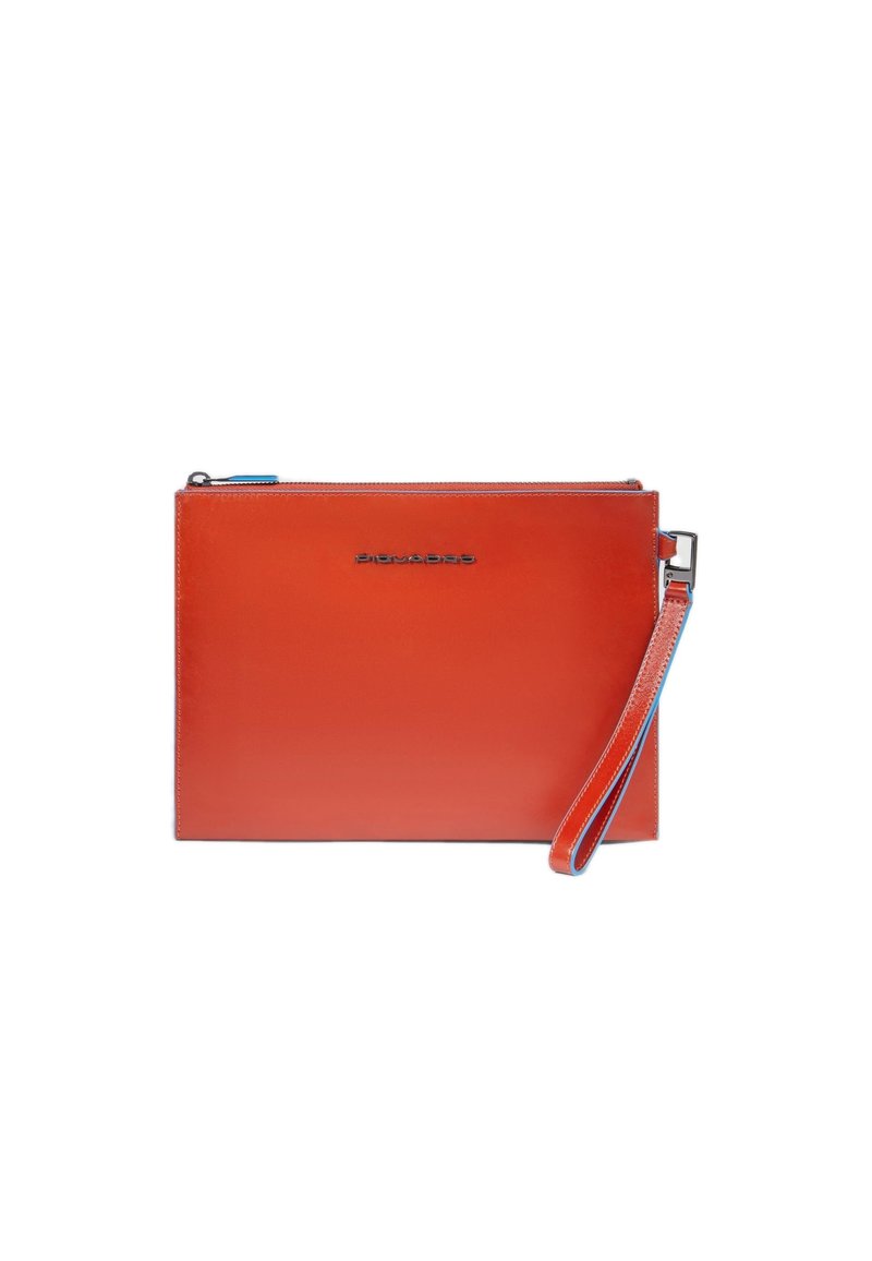 Bolso de mano de cuero rojo con una textura suave, cierre de cremallera y una correa de muñeca desmontable con detalles en azul. Logo grabado visible de manera destacada.