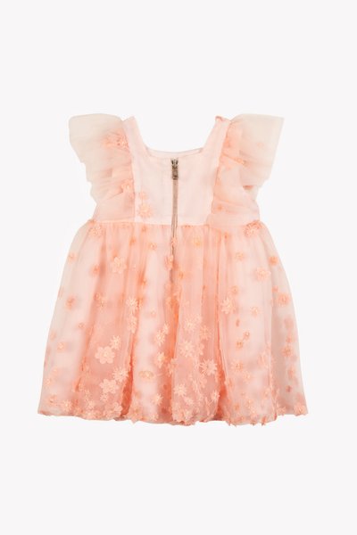 Ροδακινί φόρεμα με διαφανές επικάλυμμα, μανίκια με βολάν, κεντήματα με floral σχέδια και κρυφό φερμουάρ στο πίσω μέρος. Απαλό, ελαφρύ ύφασμα.