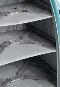 Jasnoniebieska materiałowa torba do przechowywania z szarym wnętrzem, wyposażona w trzy regulowane półki oraz trwałe paski do organizacji i wsparcia.