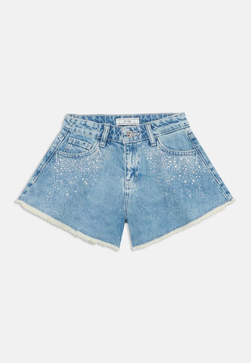 Short en denim bleu clair avec ourlets effilochés et ornements en strass argenté sur les poches avant et fermeture par bouton à la taille.