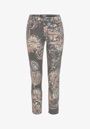 Traperice s cvjetnim uzorkom u tamnosivoj boji s ružičastim, plavim i bijelim naglascima. Imaju klasičan dizajn s pet džepova i petlje za remen.