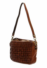 La borsa a tracolla in pelle marrone presenta una texture intrecciata sul fronte, una chiusura con zip nella parte superiore e una tracolla regolabile. Il design è compatto e rettangolare.