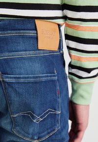 Replay ANBASS PANTS - Džíny Slim Fit - medium blue
