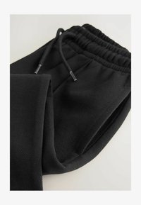 Non selezionato, black