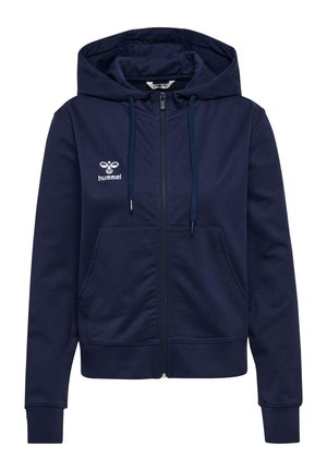 Mørkeblå zip-up hoodie lavet af blødt stof, har en hætte med snøre, kænguruposer og et lille hvidt logo på venstre bryst.
