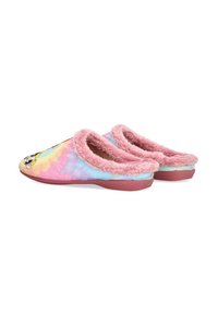 Par de zapatillas de tie-dye colorido con forro de felpa rosa y detalle de personaje de dibujos animados en la punta, diseñadas para la comodidad en interiores.