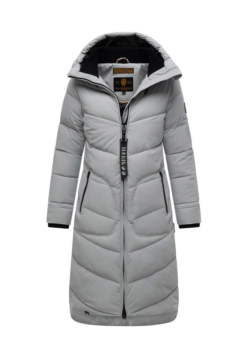 Manteau d'hiver long en tissu léger gris clair, avec capuche, fermeture éclair noire, poches latérales et étiquette de marque à l'intérieur du col, conçu pour le temps froid.
