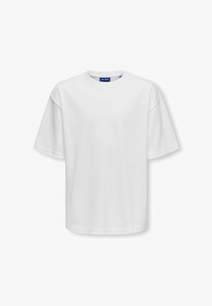 Camiseta blanca lisa de manga corta, de corte amplio, con cuello redondo y etiqueta azul visible en el interior del cuello sobre fondo blanco.