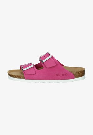Rohde rosa Wildleder-Sandalen mit zwei verstellbaren silbernen Schnallen, Korkfußbett und weißer Gummisohle. Schlichtes Design mit seitlichen Aussparungen.