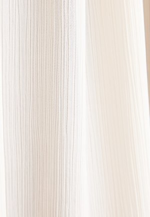 Lekki, plisowany materiał w miękkim odcieniu off-white z pionowymi liniami. Tekstura wydaje się gładka i lekko przezroczysta.