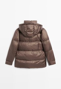 Brun quiltet dunjakke med hætte, lange ærmer og trykknapsmanchetter, vist bagfra på en hvid baggrund.