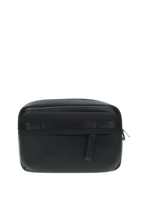Sac noir à fermeture éclair en matériau texturé ressemblant à du cuir. Présente un logo de marque en relief, un design épuré et une fermeture éclair lisse.