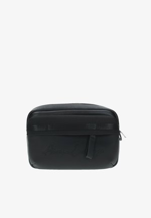 Borsa nera con zip realizzata in materiale testurizzato simile alla pelle. Presenta il logo del brand inciso, un design elegante e una zip liscia.