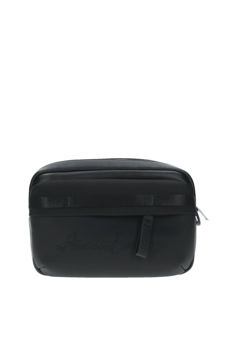 Bolsa con cremallera negra hecha de material texturizado similar al cuero. Presenta un logo de marca en relieve, un diseño elegante y una cremallera suave.