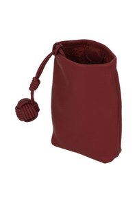 Săculeț roșu din piele cu șnur, cu finisaj texturat, având un detaliu de închidere nodată și o căptușeală interioară moale.